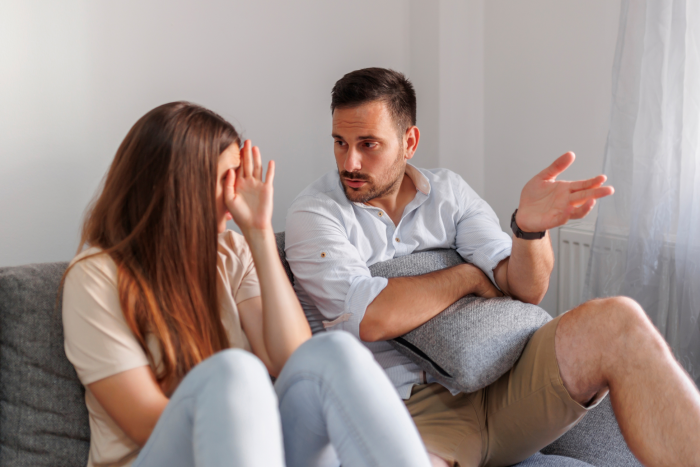 Жена выгнала мужа из дома после рассказа о диалоге 12-летней давности