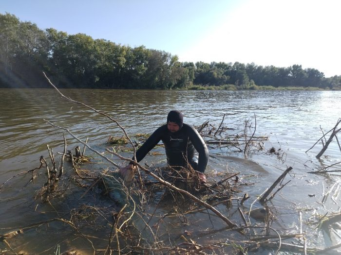 Водолаз «ОренСпаса» собрал уникальный подводный дрон