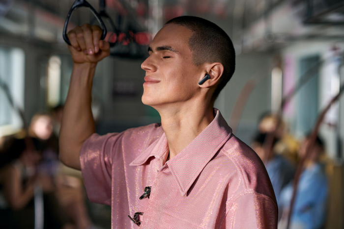 У ритейлеров стали доступны наушники FreeBuds 7i с шумоподавлением до 90 дБ