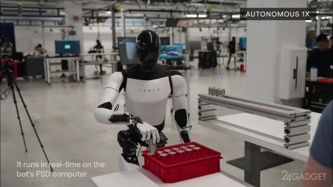 Роботы Optimus от Tesla научились складывать аккумуляторы в контейнер