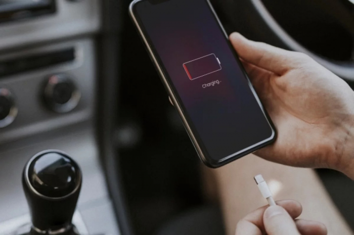 IT-эксперт Аверьянов: зарядка смартфона с трещинами может стать угрозой