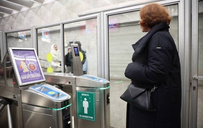 "Достаточно взгляда". Оплату проезда "лицом" начали тестировать в метро Петербурга