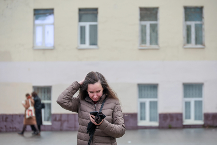 Эксперт: заряжая телефон на остановках, появляется риск вирусов и утечки данных