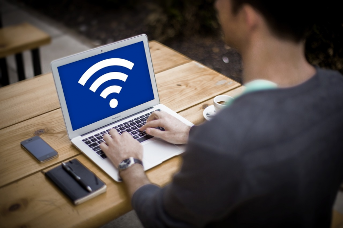 Риски использования Wi-Fi в общественных местах: чем опасны такие сети