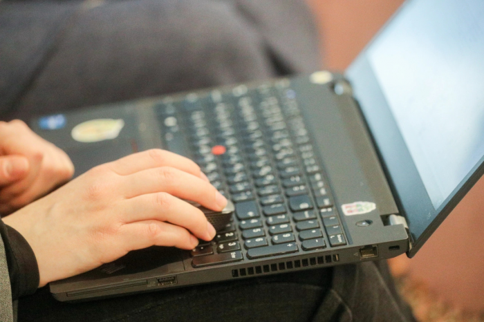 "Понимаешь, за что?": Хакеров скрутили суровые люди в балаклавах. Операцию снимали на камеру – взяли создателей "Медузы"