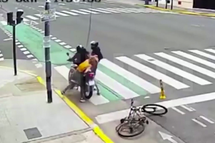 В Аргентине сняли на видео, как россиянка в одиночку поймала грабителя на дороге