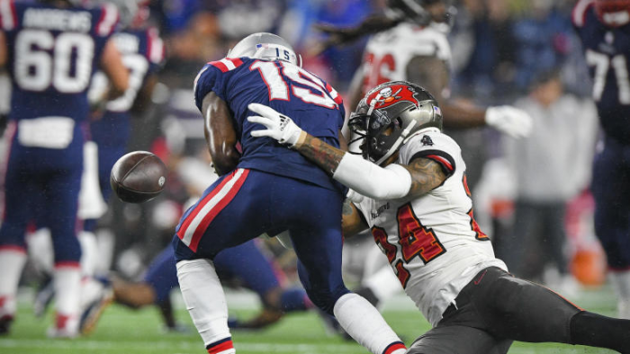 Buccaneers lose Carlton Davis to quad injury vs. Patriots, adding another huge hit to Tampa Bay’s secondary