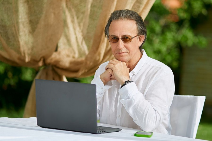 Приморцы старше 55 лет попались в нейросети